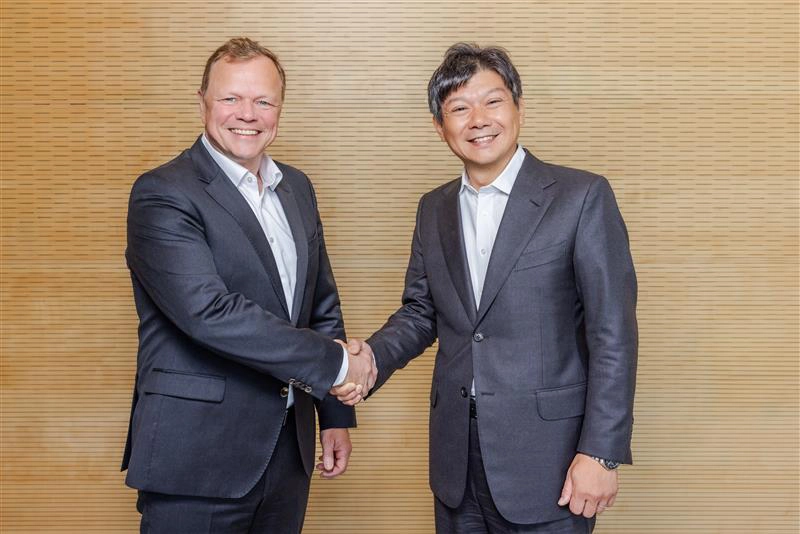 Schaeffler AG E-Mobility Division CEO Thomas Stierle (좌) / 로옴 주식회사 이사 상무 집행 임원 Kazuhide Ino (우)